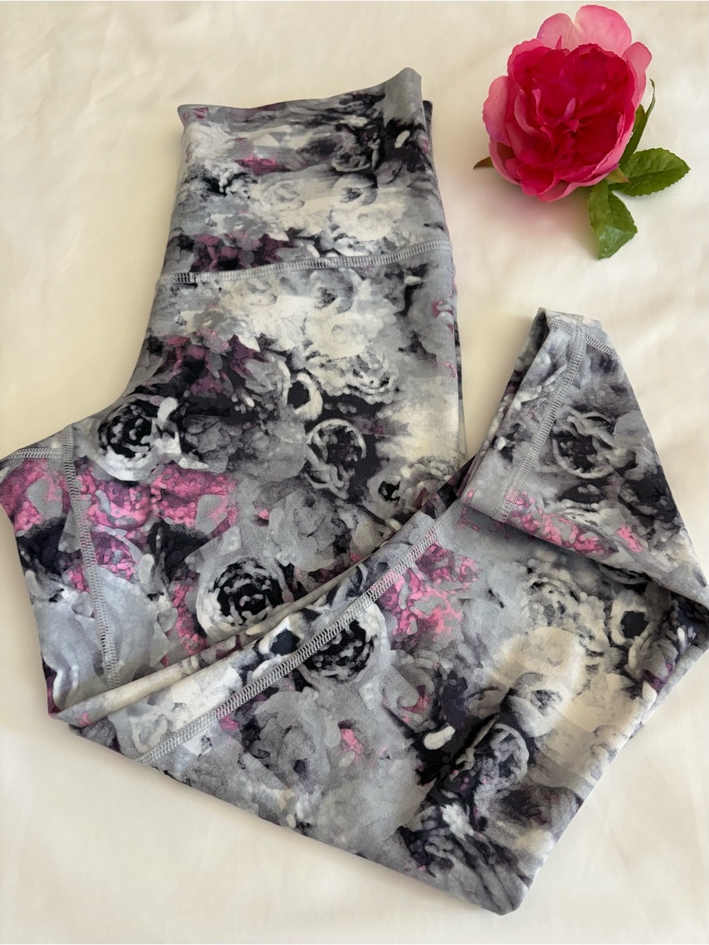 Lululemon Floral Abstract Crop Capri Leggings Gray Pink Sz 6 Est